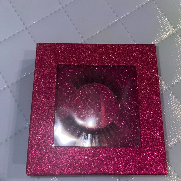 Lashes in glitter boxes ✨ - Picture 6 of 6